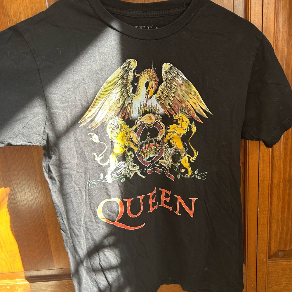 Queen Black Tee